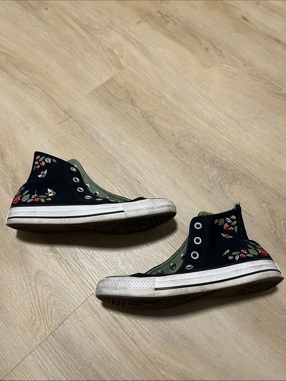 Converse Black High Tops Embroidered Strawberry Size 7 - Picture 4 of 10